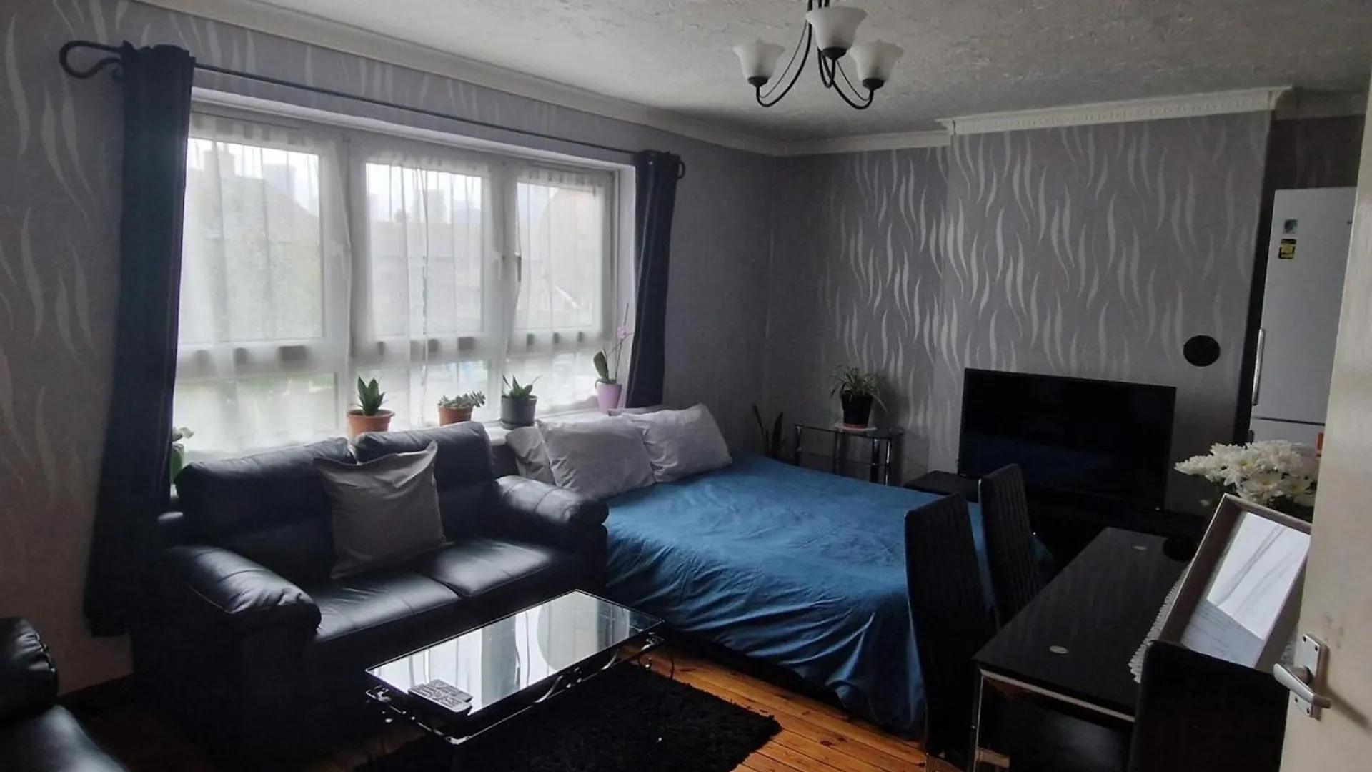 2 Bed-Sleeps5-Free Parking-10 Min Walk Underground Apartment London
