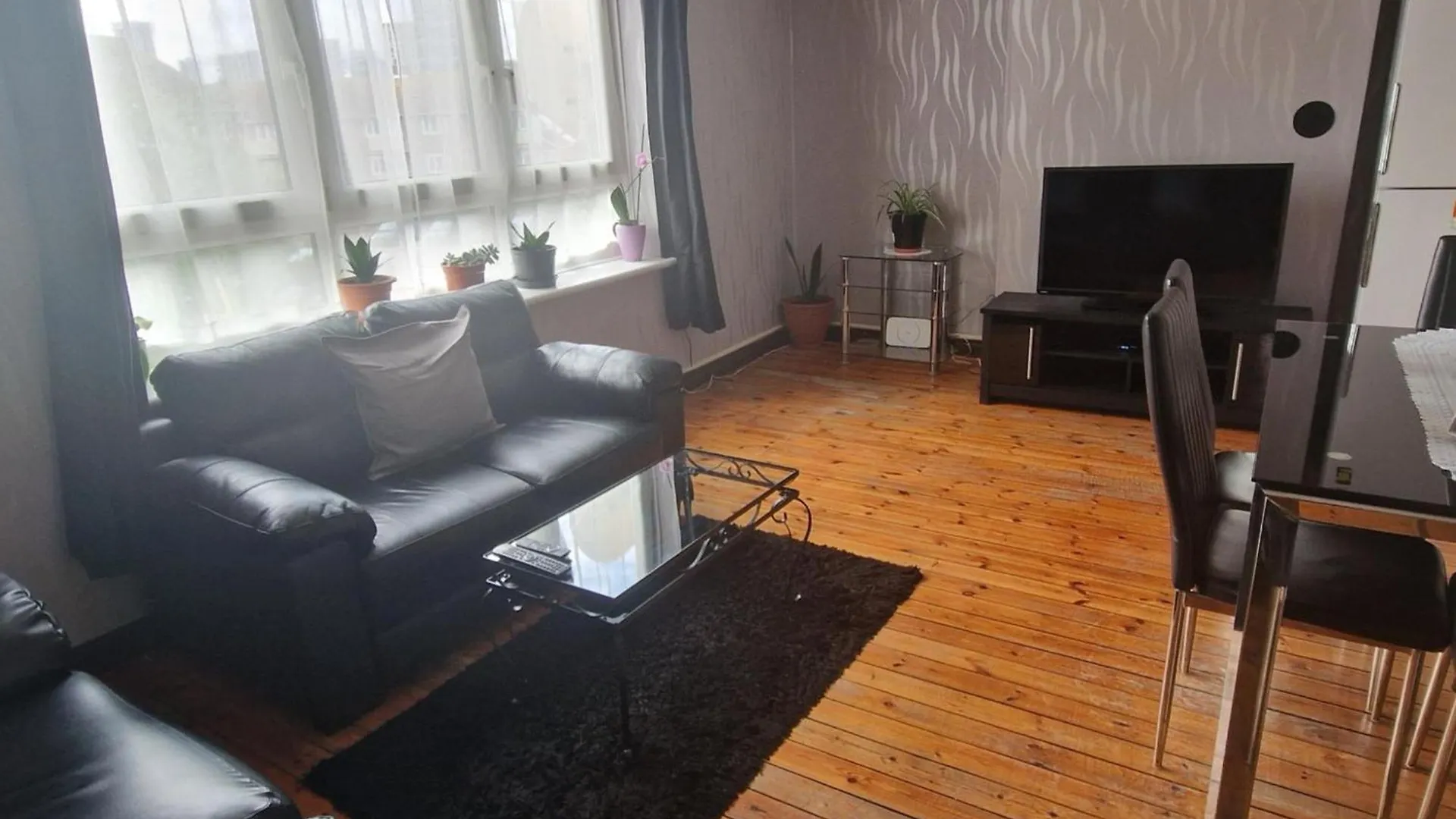 2 Bed-Sleeps5-Free Parking-10 Min Walk Underground Apartment London United Kingdom