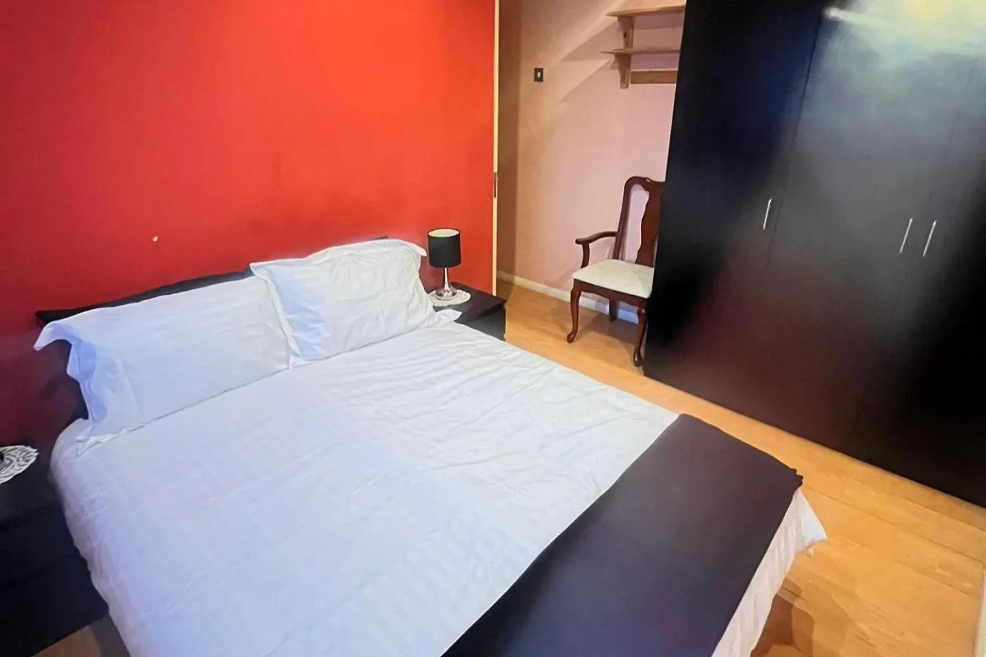 2 Bed-Sleeps5-Free Parking-10 Min Walk Underground Apartment London